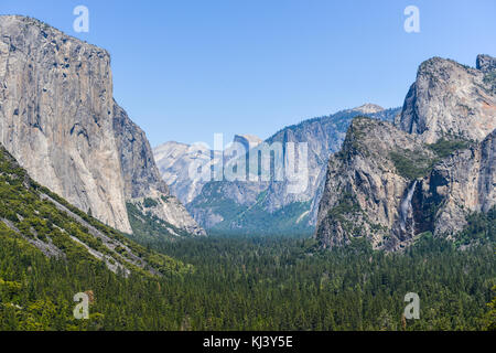 Vista della valle di Yosemite tunnel dal punto di vista. Bridal Veil Falls, El Capitan e half dome può essere visto. Foto Stock