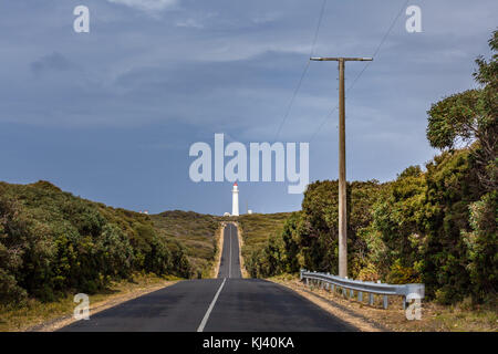 Strada rurale che conduce a un faro in australia Foto Stock