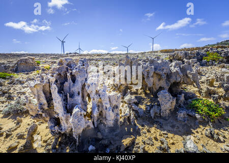 Weathered formazioni rocciose e delle turbine a vento - fonti energetiche rinnovabili e la massa concetto di conservazione Foto Stock