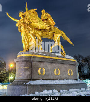 William sherman memorial situato nel centro di New York City all'angolo di central park south da augustus saint-gaudens. William sherman era un Stati Uniti g Foto Stock