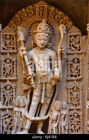 Idolo scolpito del Signore Parshuram sulla parete interna di Rani ki vav. Patan in Gujarat, India. Foto Stock