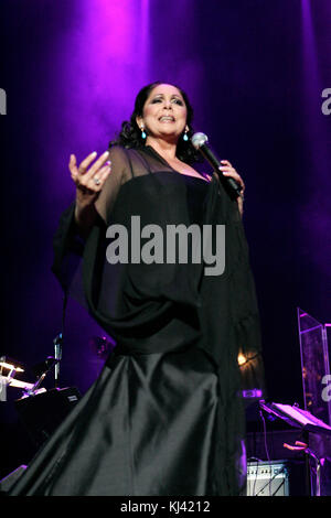 MIAMI, FLORIDA - MARZO 11: Isabel Pantoja e Juan Gabriel esibirsi in concerto presso la American Airlines Arena il 11 marzo 2006 a Miami in Florida. Persone: Isabel Pantoja Foto Stock