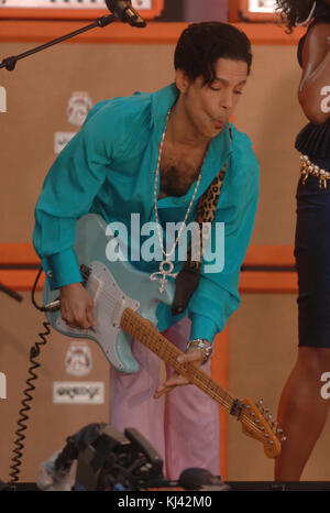 NEW YORK - 16 giugno: musicista Prince esegue sul palco con la Tamar aka Tamar Davis su Good Morning America il 16 giugno 2006 a New York New York Persone: Prince Foto Stock