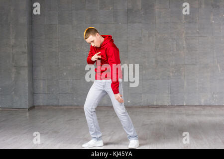 Abile giovane ballerino in movimento. Foto Stock