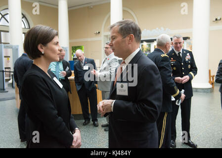 Una fotografia dalla reception di apertura di una mostra della prima guerra mondiale. L'immagine cattura i partecipanti a un museo o galleria, mostrando il significato della mostra e l'interesse per la storia della prima guerra mondiale. Foto Stock
