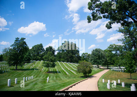Primo giorno di estate 2017 presso il Cimitero Nazionale di Arlington (35430670396) Foto Stock