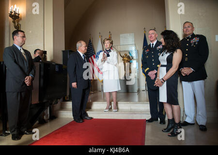 Esercito tutti gli onori corona Cerimonia di commemorazione del 73º anniversario della liberazione di Guam e la battaglia per le Isole Marianne Settentrionali (35920879815) Foto Stock