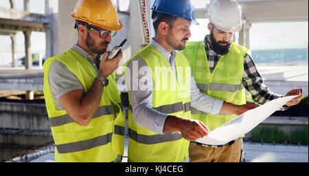 Ritratto di costruzione gli ingegneri che lavorano sul sito di costruzione Foto Stock