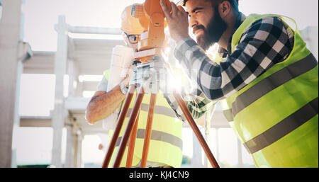 Foto di costruzione ingegnere di lavoro sul sito di costruzione Foto Stock