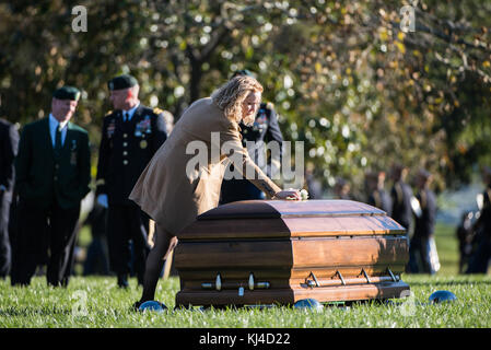 Servizio Graveside di U.S. Il personale dell'esercito Sgt. Bryan nero nella sezione 60 di Al Cimitero Nazionale di Arlington (37342201524) Foto Stock