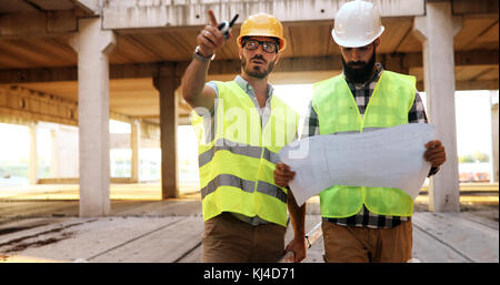 Team di architetti di persone in gruppo sul sito construciton Foto Stock