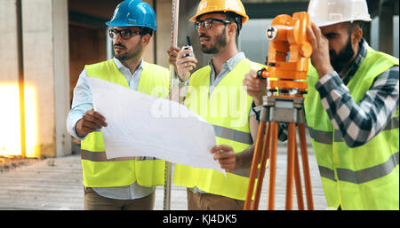 Ritratto di costruzione gli ingegneri che lavorano sul sito di costruzione Foto Stock