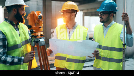 Ritratto di costruzione gli ingegneri che lavorano sul sito di costruzione Foto Stock