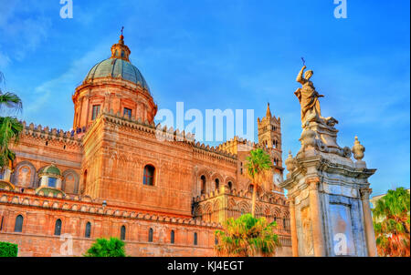 Statua di Santa Rosalia vicino la cattedrale di Palermo, Italia Foto Stock