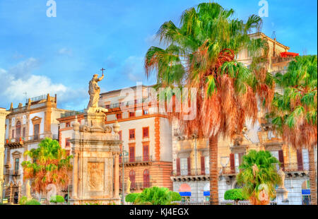 Statua di Santa Rosalia vicino la cattedrale di Palermo, Italia Foto Stock