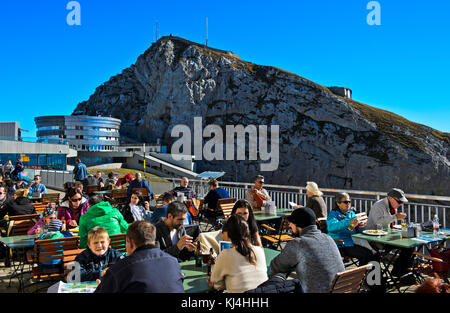 Gli ospiti sulla terrazza dell'hotel pilatus bellevue, Monte Pilatus, alpnachstad, Svizzera Foto Stock