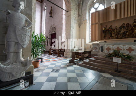 Vista della statua di San Giorgio con una scultura di gruppo medievale in legno di Giovanpietro da Mure... Foto Stock