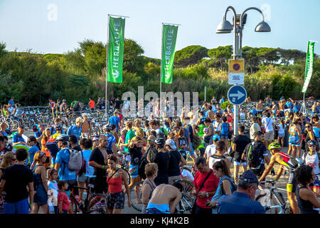 ROTA, Spagna - Settembre 04: Unidentified triatleti che partecipano sul XXI triathlon Herbalife Villa de Rota in settembre 04 , 2016, in Rota , Spagna Foto Stock
