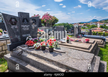 Decorazioni tradizionali in tomba nel cimitero Gvozden Brijeg di Celuga, sobborghi di Bar città costiera nel Montenegro meridionale Foto Stock