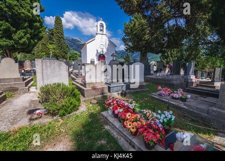 Piccola chiesa del cimitero Gvozden Brijeg nella città di Celuga, sobborghi di Bar città costiera nel Montenegro meridionale Foto Stock