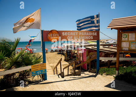 Un ingresso di secret Paradise beach di alaminos nei pressi di Larnaca, Cipro Foto Stock