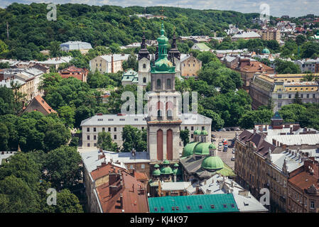 Chiesa dell'Assunzione della Beata Vergine Maria conosciuta come Chiesa della Dormizione o Chiesa della Vallacchia vista dal Municipio nella Città Vecchia di Lviv, Ucraina Foto Stock