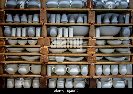 La memorizzazione di fatti a mano tradizionali tazze di argilla in un ceramiche, Creta, Grecia Foto Stock