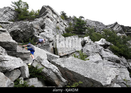 Gli escursionisti di scrambling bonticou roccioso, mohonk preservare, New Paltz, NY, Stati Uniti d'America Foto Stock