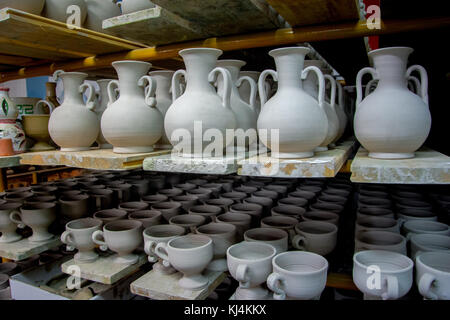 La memorizzazione di fatti a mano tradizionali tazze di argilla in un ceramiche, Creta, Grecia Foto Stock