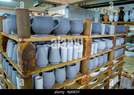 La memorizzazione di fatti a mano tradizionali tazze di argilla in un ceramiche, Creta, Grecia Foto Stock