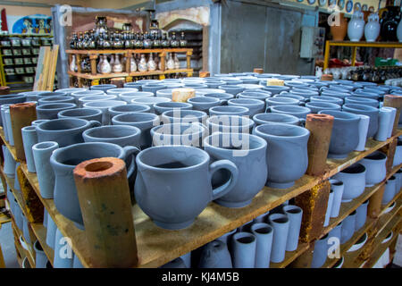 La memorizzazione di fatti a mano tradizionali tazze di argilla in un ceramiche, Creta, Grecia Foto Stock