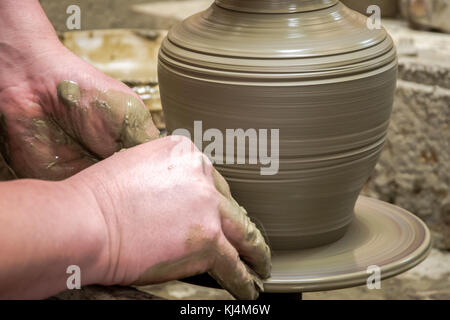 L'uomo vasaio al lavoro la creazione di alcune tradizionali tazze di argilla bianca, psychro, LASSITHI, CRETA, Grecia. Foto Stock