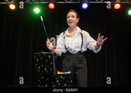 Mago femminile di eseguire il suo show sul palco Foto Stock