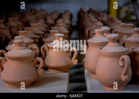 La memorizzazione di fatti a mano tradizionali tazze di argilla in un ceramiche, Creta, Grecia Foto Stock