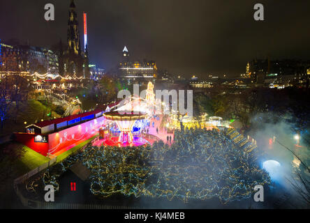 Edimburgo Natale; la ruota panoramica Ferris e altri divertimenti in Princes Street Gardens, Edimburgo. Foto Stock