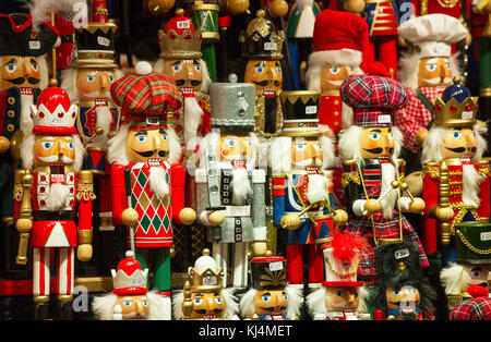 Fatto a mano le figure in vendita su uno stallo a Edimburgo il mercatino di Natale. Foto Stock