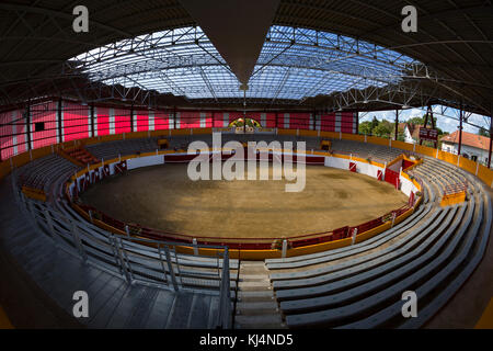 Una vista interna del rinnovato recentemente Pomarez Arena (40360) (Landes (40), Nouvelle-Aquitaine, Francia). Foto Stock