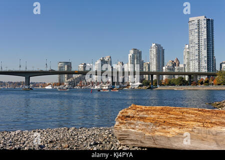 Barche drago su False Creek con Cambie Street bridge in retro, Vancouver, BC, Canada Foto Stock