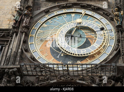 Una parziale e off-center view dell'Orologio Astronomico di Praga, Repubblica Ceca Foto Stock