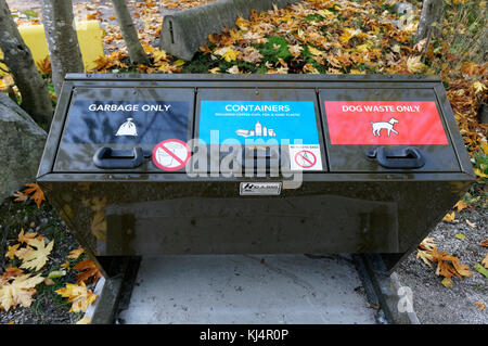 Outdoor rifiuti e riciclaggio i recipienti in un parco in Vancouver, BC, Canada Foto Stock