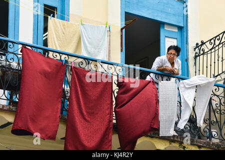 Donna al suo balcone. Vecchia Havana Foto Stock