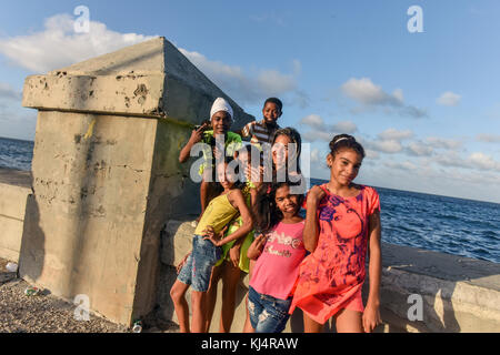 I giovani cubani , Malecon Havana Foto Stock