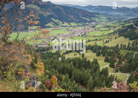 Guardando verso il basso a Bad Hindelang dall'oberjochstrasse Foto Stock