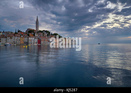 Rovigno. splendida e romantica città vecchia di rovin durante il tramonto,penisola istriana,croazia,l'Europa. Foto Stock