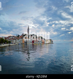 Rovigno. splendida e romantica città vecchia di rovin durante il tramonto,penisola istriana,croazia,l'Europa. Foto Stock