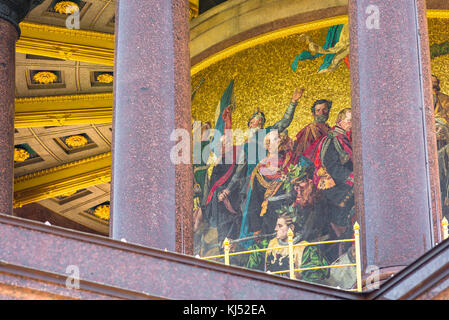 Siegessaule Berlino, vista di un mosaico colorato alla base della colonna Siegessaule raffigurante vittorie militari prussiane, Tiergarten, Berlino, Germania Foto Stock