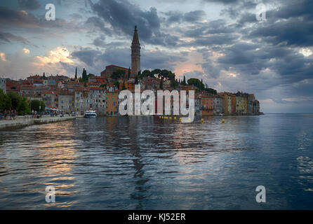 Rovigno. splendida e romantica città vecchia di rovin durante il tramonto,penisola istriana,croazia,l'Europa. Foto Stock