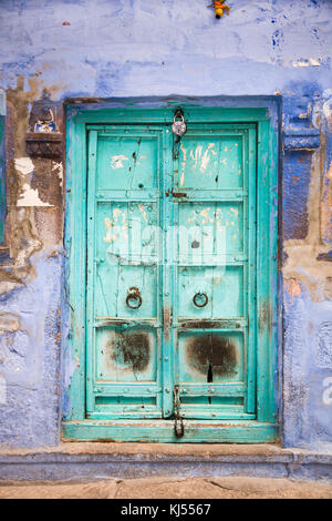 Una tipica porta colorata in una casa blu del centro della città blu di Jodhpur nel Rajasthan, India Foto Stock