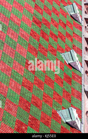 Red-green background. Roof of old building. Foto Stock