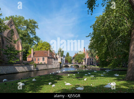 Ingresso al Begijnhof da tutta la Minnewater, Bruges (Brugge), Belgio Foto Stock